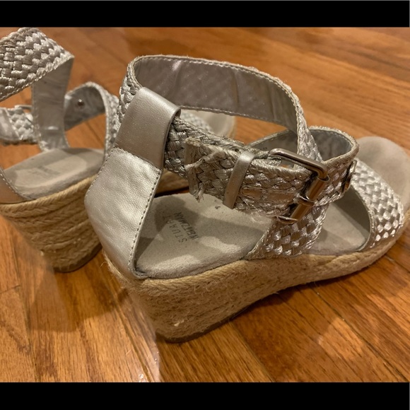 Stuart Weitzman Girls Wedge Sandal - Picture 3 of 7